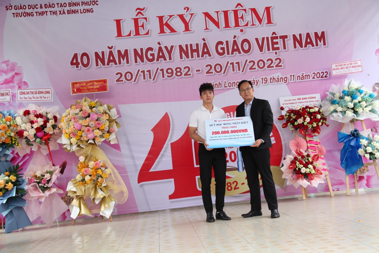 Nhân Kiệt trao học bổng cho sinh viên có hoàn cảnh khó khăn