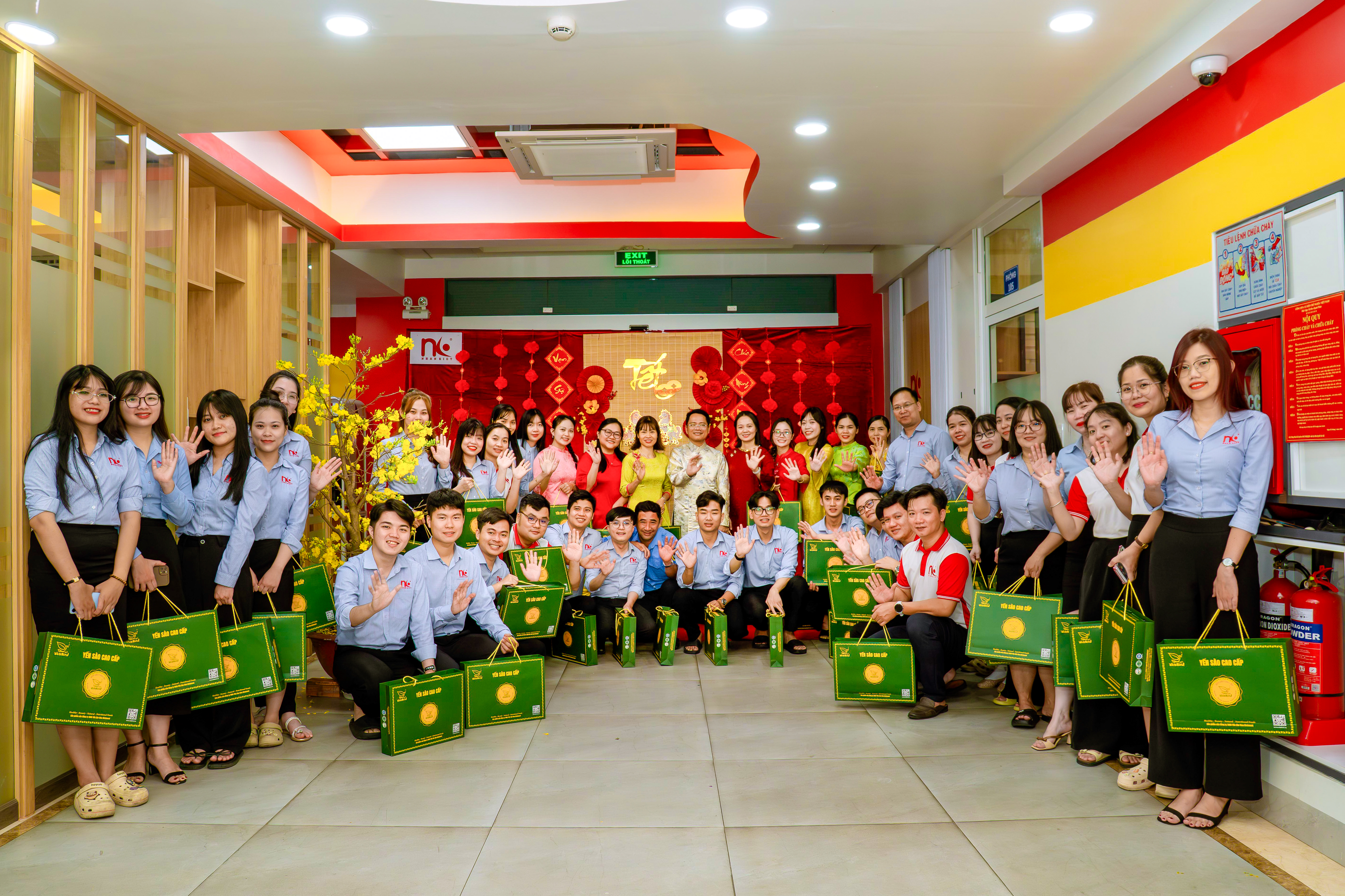 CHƯƠNG TRÌNH TRAO QUÀ TẾT TẠI NHÂN KIỆT: GHI NHẬN ĐÓNG GÓP, GẮN KẾT TẬP THỂ