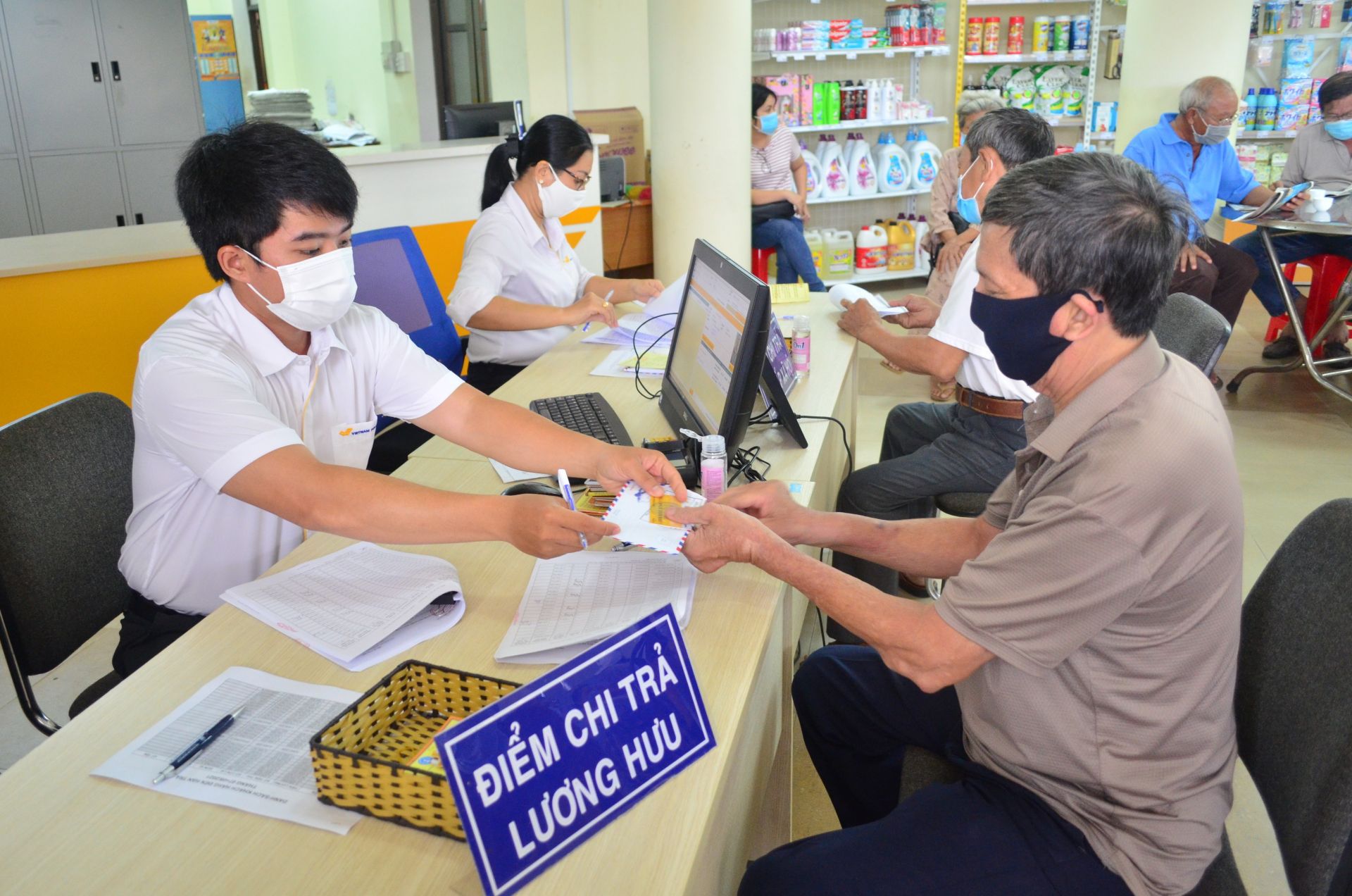 Nên giảm của người lương hưu cao, tăng cho người lương hưu thấp?